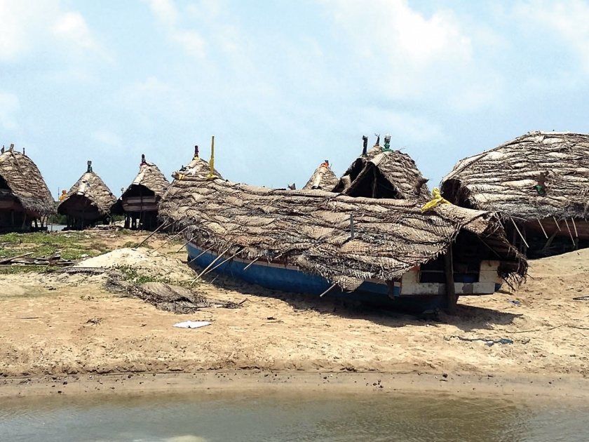 Sindhudurg: Fisheries trawlers along the seashore have left, fishing ban till July 31 | सिंधुदुर्ग : समुद्रकिनारी मच्छिमारी ट्रॉलर्स विसावले, ३१ जुलैपर्यंत मासेमारी बंदी