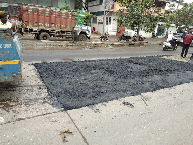 Due to the duration of the pothole, decrease in the duration of the pothole | खड्डे बुजविण्याचा प्रतिसाद कालावधी झाला कमी, तत्काळ खड्डे बुजविण्याची पालिकेची हमी