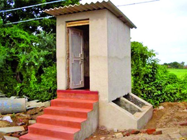 Lathe grants do not build toilets | शौचालय न बांधता लाटले अनुदान
