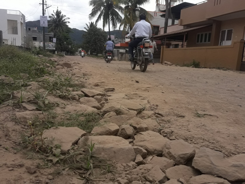 Dirt roads uneven breathing! | धुळीने माखलेले रस्ते अन गुदमरलेले श्वास!, कॉलन्या ओसाड