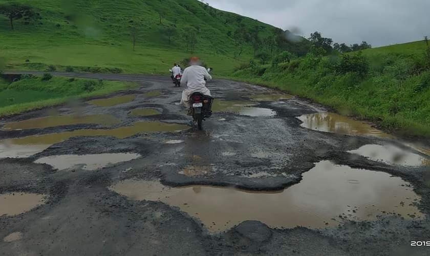 Sieving of roads in Igatpuri taluka | इगतपुरी तालुक्यातील रस्त्यांची चाळण
