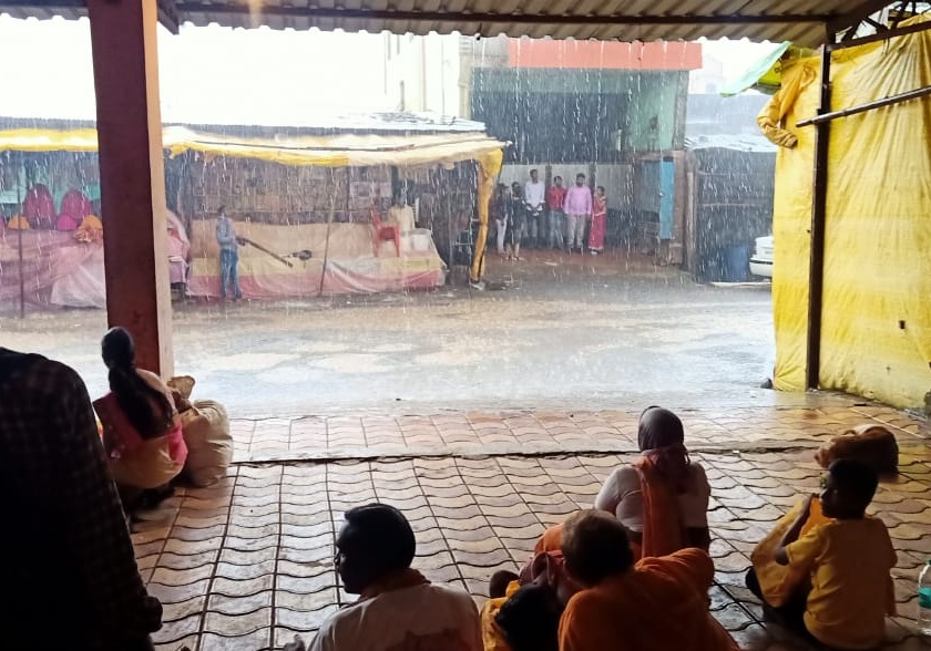  Heavy rains, devastating conditions on the Saptashringa | सप्तशृंगगडावर मुसळधार पाऊस, भाविकांचे हाल