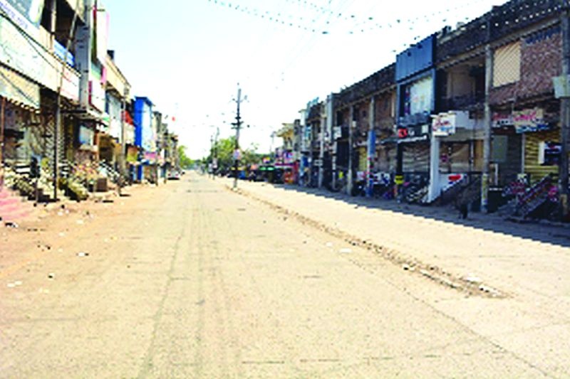 Lockdown: streets in Washim City | लॉकडाउन : वाशिम शहरात रस्त्यांवर शुकशुकाट
