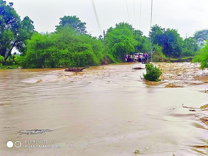 Incessant rains in Washim district; Rithad village flooded | वाशिम जिल्ह्यात संततधार पाऊस; रिठद गावाला पुराचा वेढा; संपर्क तुटला !