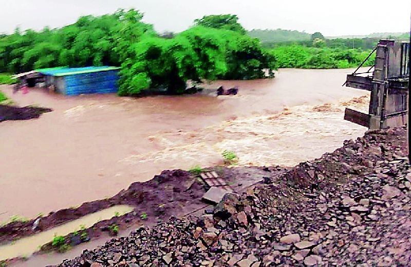 Heavy rains hit rural areas | मुसळधार पावसाचा ग्रामीण भागाला फटका