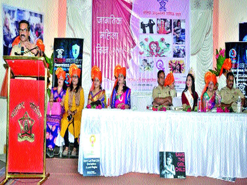 International Women's Day: Honored women by Ambad-Satpur Police Station activities | आंतरराष्ट्रीय महिला दिन : अंबड-सातपूर पोलीस ठाण्यांचा उपक्रम पोलिसांतर्फे कर्तबगार महिलांचा सत्कार