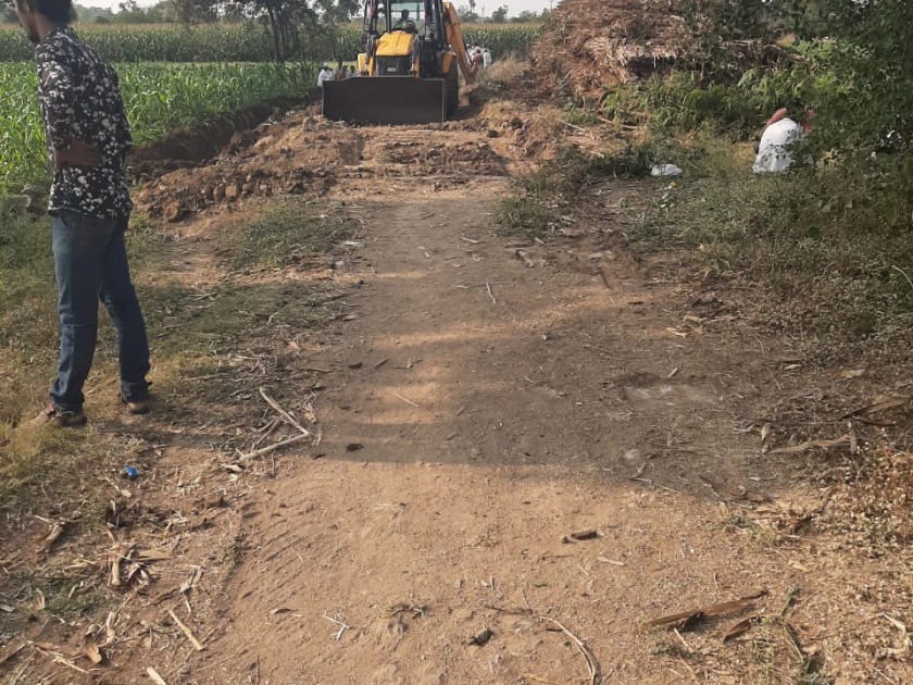 Deolane-Gwandgaon road is finally free | भाऊबंदकीच्या वादात अडलेला रस्ता देवळाणे-गवंडगाव अखेर झाला मोकळा
