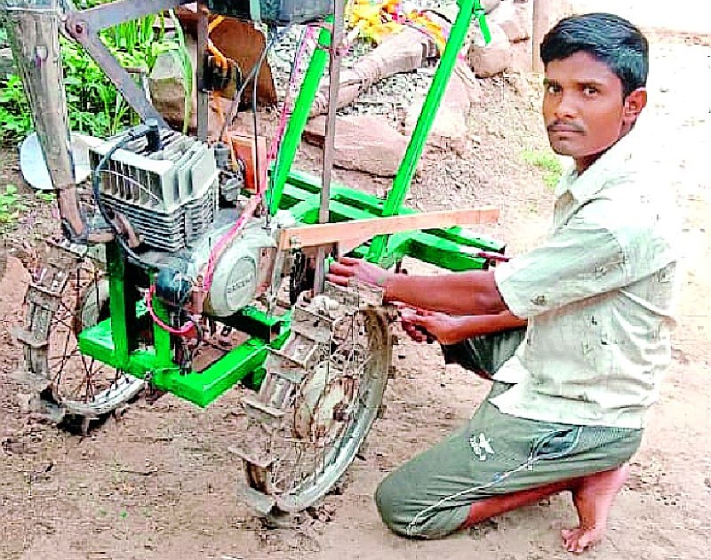 Davara machine made by a farmer of Borimahal | बोरीमहलच्या शेतकऱ्याने तयार केले डवरा यंत्र
