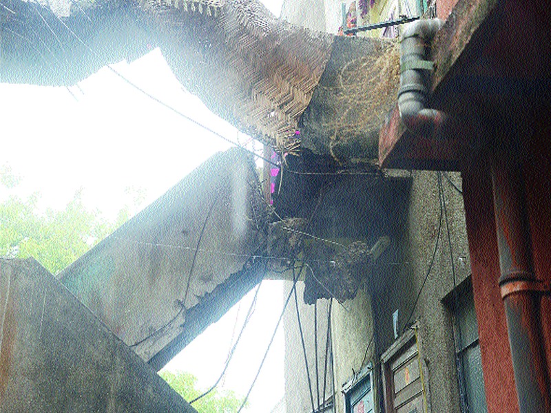  Two injured in building collapse in Panchavati | पंचवटीत इमारतीचा जीर्ण जिना कोसळून दोन जखमी