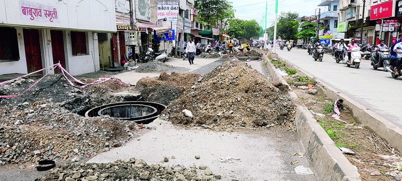 The broken roads rose on Wardhekar's life | फोडलेले रस्ते उठले वर्धेकरांच्या जिवावर