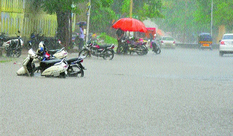 Heavy rain in Aurangabad city | औरंगाबाद शहरात जोरदार पाऊस