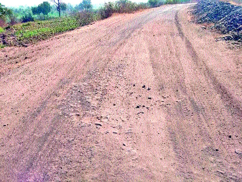 Removal of Samgaon-Adgaon road | सामनगाव-आडगाव रस्त्याची दुरवस्था