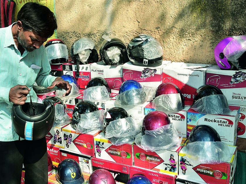 Sale of duplicate Helmets became headache for all | बनावट हेल्मेटची विक्री ठरतेय अनेकांची डोकेदुखी