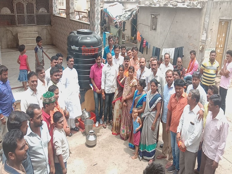 Free water supply by Shivsena at Ranjangaon | रांजणगावात शिवसेनेतर्फे मोफत पाणीपुरवठा