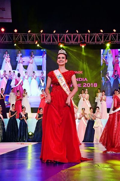 Monika Sabharwal gets double crown in beauty pageant | मोनिका सभरवाल यांना सौंदर्य स्पर्धेत दुहेरी मुकुट