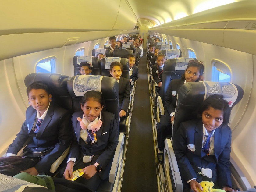 Students of Kolhapur Municipal School leave for ISRO by plane | उत्कंठा अन् आनंदी चेहऱ्यांनी घेतली आकाशात झेप; कोल्हापूर महापालिका शाळेतील विद्यार्थी विमानाने ‘इस्त्रो’कडे रवाना