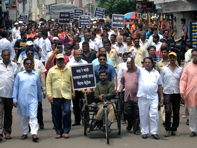 Kolhapur: The mayor, along with the Deputy Mayor activists, accompanied the rally to the Municipal Corporation | कोल्हापूर : महापौर, उपमहापौर कार्यकर्त्यांसह पायी रॅलीने महापालिकेत