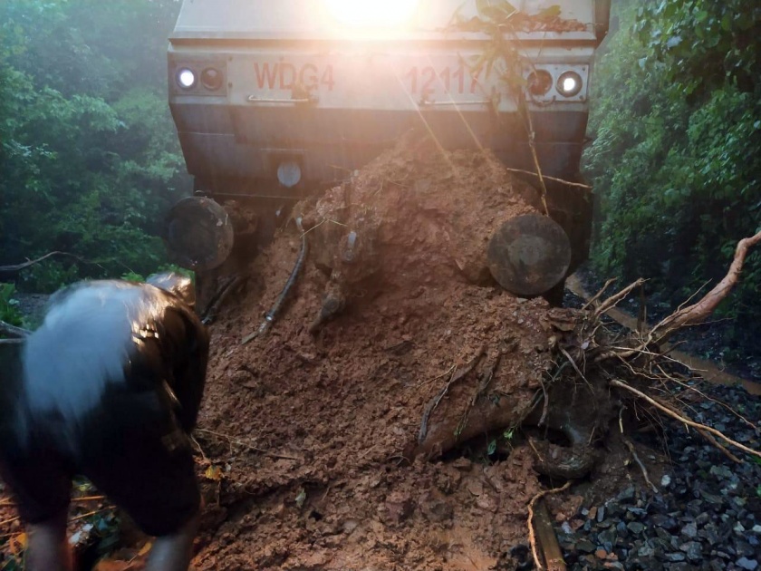 A landslide on the Castlerock to Karanjale railway line disrupted rail traffic | कॅसलरॉक ते कारांजाळे रेल्वेमार्गाच्या दरम्यान दरड कोसळल्याने रेल्वे वाहतूकीस अडथळा