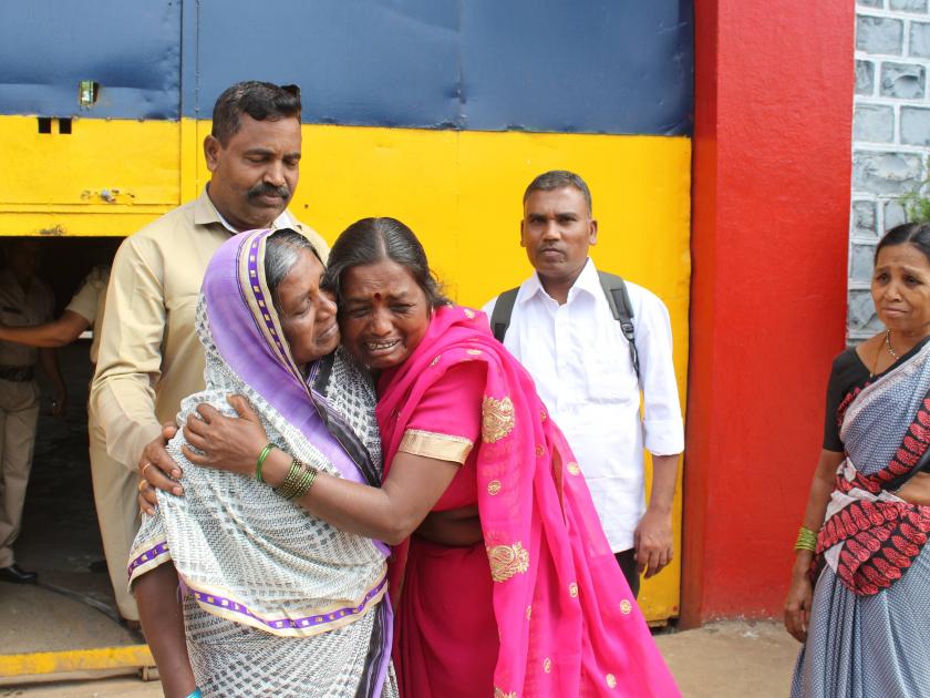 Kolhapur: Nine prisoners rescued from the wall and rescued relatives | कोल्हापूर : भिंतीआड आयुष्य कंठणाऱ्या नऊ कैद्यांची सुटका, नातेवाईकांची गळाभेट
