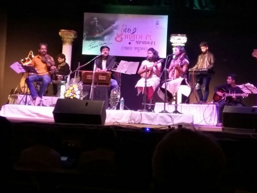 Winners of Kolhapur were welcomed by Vijay Pathak by Baharar singing | बहारदार गायनाने विजय पाठक यांनी मिळविली कोल्हापूरात श्रोत्यांची दाद