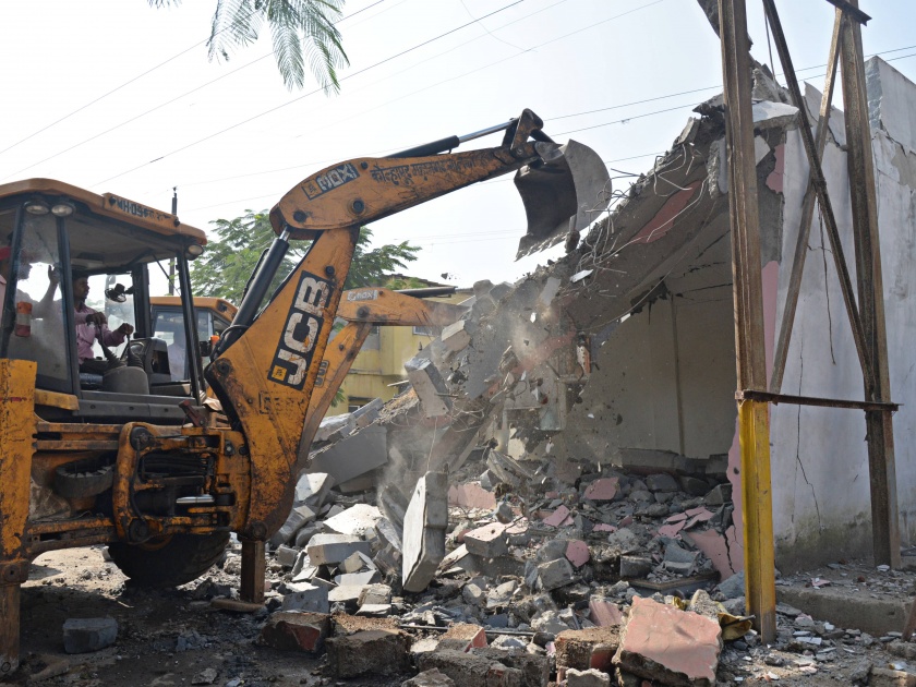 The two-storey buildings of Matka businessman Salim Mullah were demolished | मटका व्यवसायिक सलीम मुल्लाच्या दोन मंडळाच्या इमारती तोडल्या