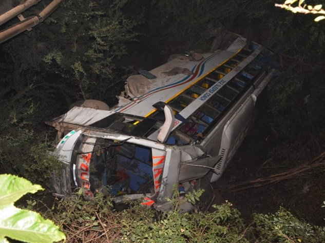 Bus accident returning from Kumbh Mela to Nagpur; Four killed | कुंभमेळ्याहून नागपूरला परतणाऱ्या बसला अपघात; चार ठार