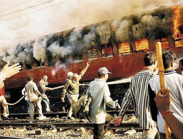 Shocking ... Railway bogie fired for a documentary on Modi | धक्कादायक...मोदींवरील डॉक्युमेंट्रीसाठी रेल्वेची बोगी जाळली