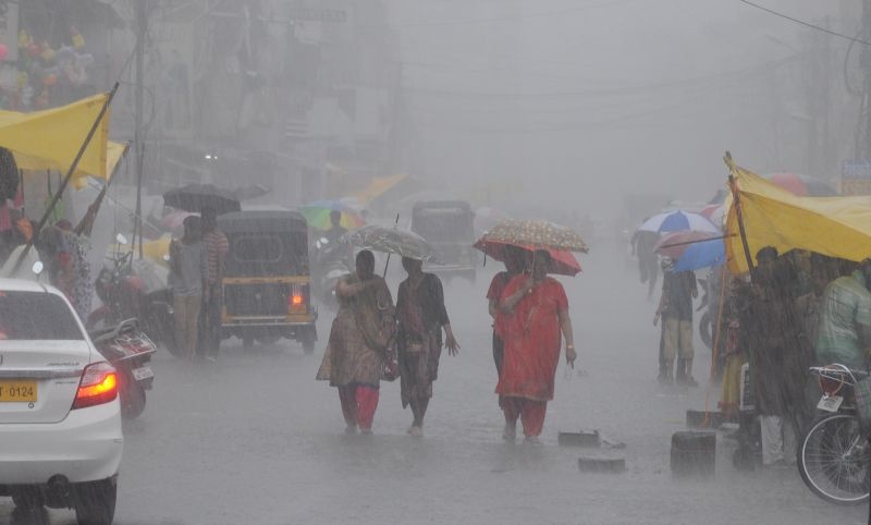 Heavy rain in Nagpur; Citizens released from humidity | नागपुरात पावसाची दमदार हजेरी; उकाड्यापासून नागरिकांची सुटका