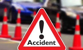 Car accident at Amboli; Both men were injured | आंबोली येथे कारला अपघात; दोघे जखमी