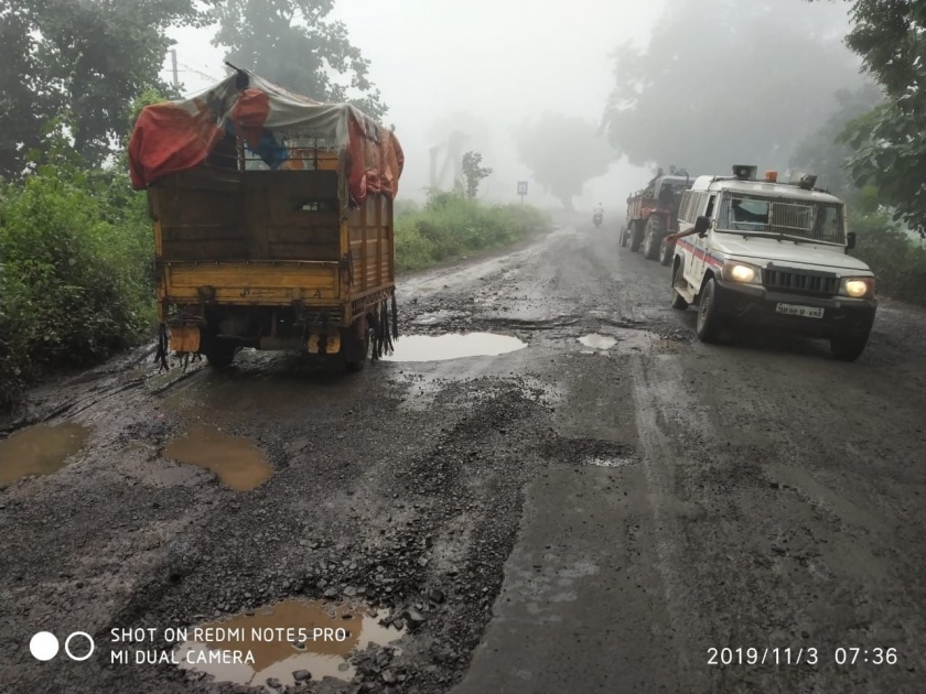 Patholes on Highway in Patur Ghat; Accident increase | पातूर घाटात महामार्गाची चाळणी; खड्यांमुळे अपघातात वाढ 