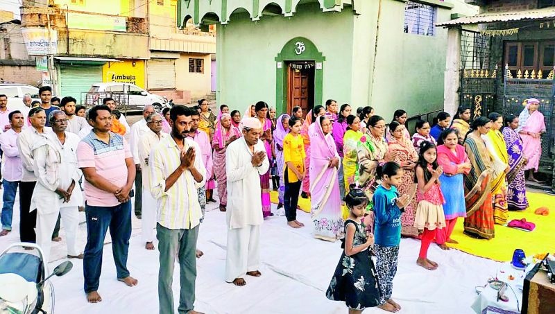 Gurudev devotees bowed down from house to house | घरोघरी नतमस्तक झाले गुरुदेवभक्त