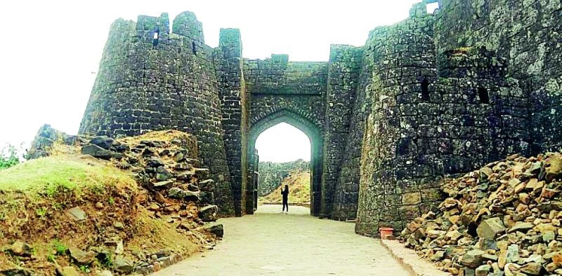 The fall of Gavilgad fort in Chikhaldarya is not a search for historical records | चिखलदऱ्यातील गाविलगड किल्ल्याची पडझड, ऐतिहासिक नोंदीचे शोधकार्य नाही