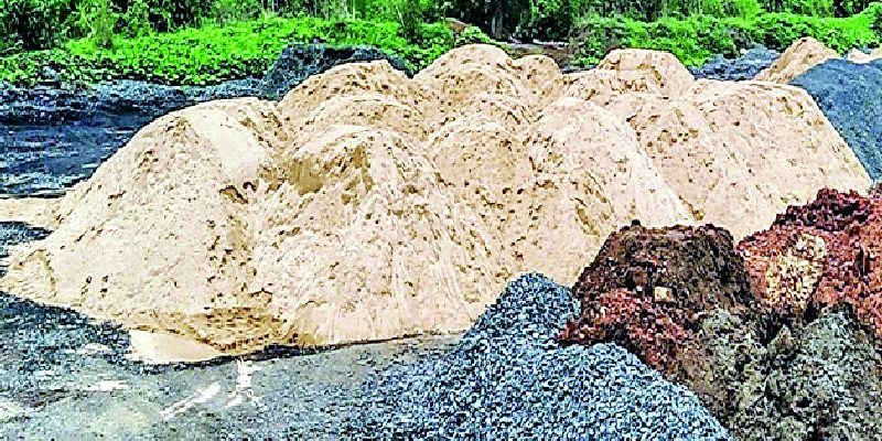 National, state highway works with confiscated sand | जप्तीच्या रेतीने राष्ट्रीय, राज्य महामार्गाची कामे