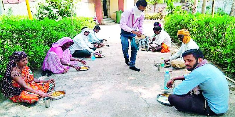 Shiv Bhoja erased concerns of displaced laborers | ‘शिवभोजन’ ने मिटविली विस्थापित मजुरांची चिंता