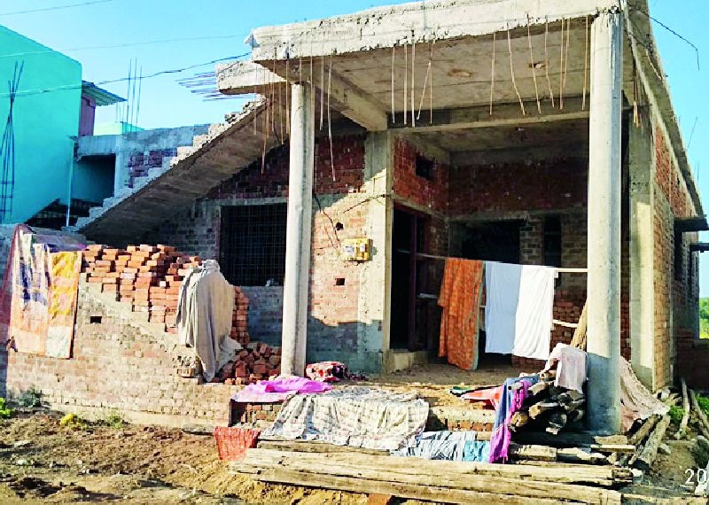 Housing beneficiaries in trouble due to lack of funds in Mohadi | मोहाडीत निधीअभावी घरकूल लाभार्थी अडचणीत