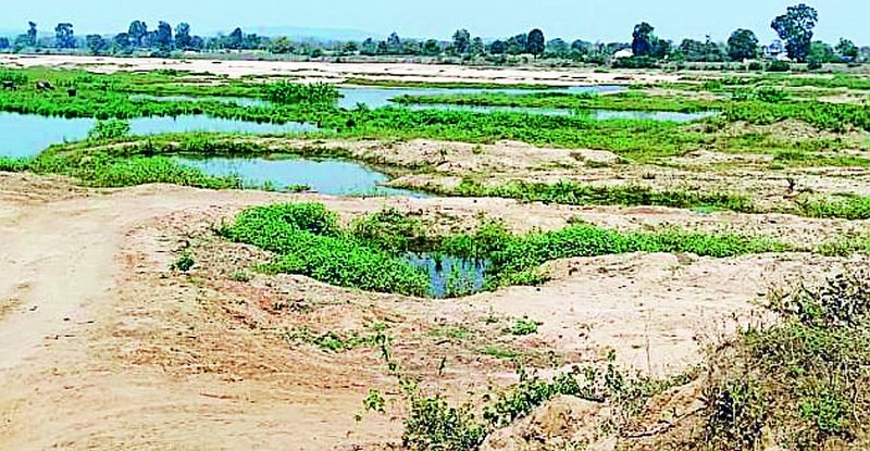 Shocking! Sand smugglers dig Bawanthadi river basin | धक्कादायक! रेती तस्करांनी पोखरले बावनथडी नदीपात्र