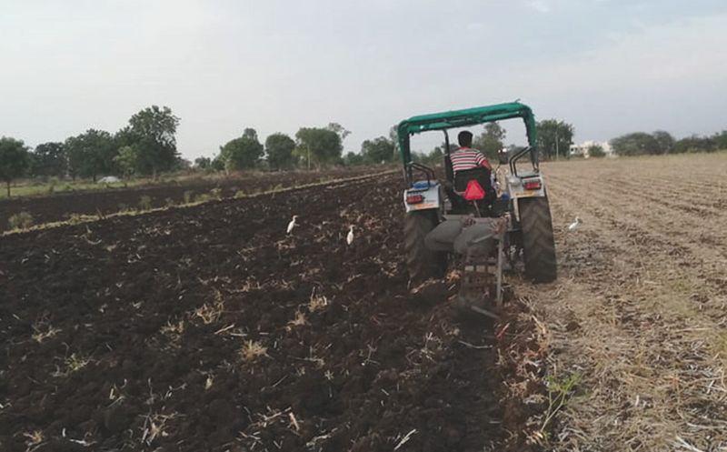 Speed up pre-sowing works in Buldhana District | मृग नक्षत्र दोन दिवसांवर, पेरणीपूर्व कामांना वेग