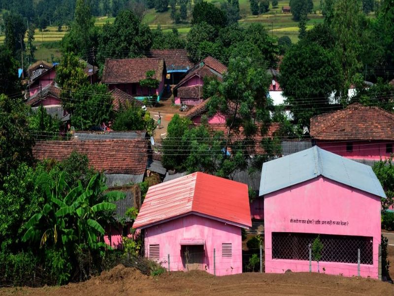 Gulabwadi village nuts with pink color | गुलाबवाडी गाव नटले गुलाबी रंगाने