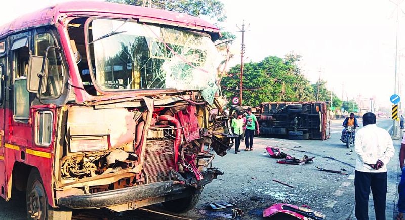 ST bus and truck collided khamgaon to Jalna road | खामगाव - जालना महामार्गावर एसटी बस व ट्रकची समोरासमोर धडक