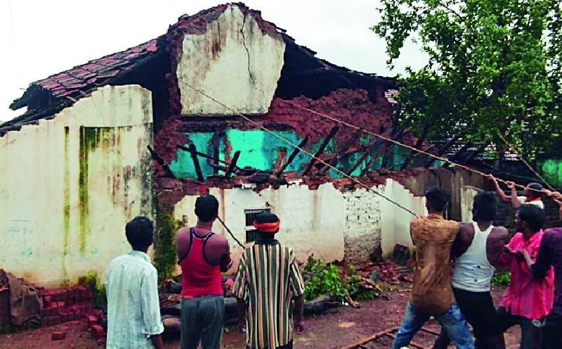 Partial fall of many houses in Palsgaon | पळसगावातील अनेक घरांची अंशत: पडझड