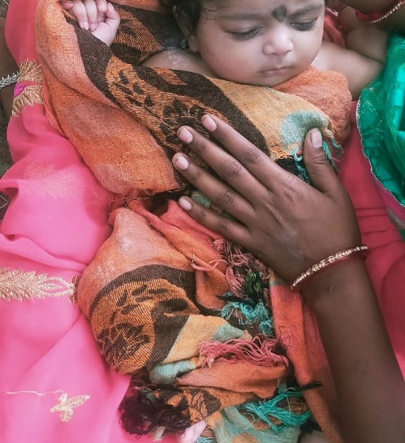 The baby was rescued as a fortune teller in a two-wheeler accident | दुचाकी अपघातात दैव बलवत्तर म्हणून बाळ बचावले