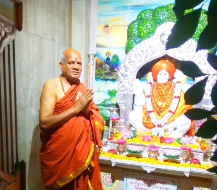 Worship of Kisangiri Baba's Samadhi with Lord Dattatra | देवगड- भगवान दत्तात्रयांसह किसनगिरी बाबांच्या समाधीचे पूजन