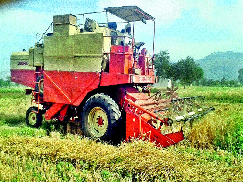 Harvester for wheat harvesting in Khamkhheda area | खामखेडा परिसरात गहू काढणीसाठी हार्वेस्टर दाखल