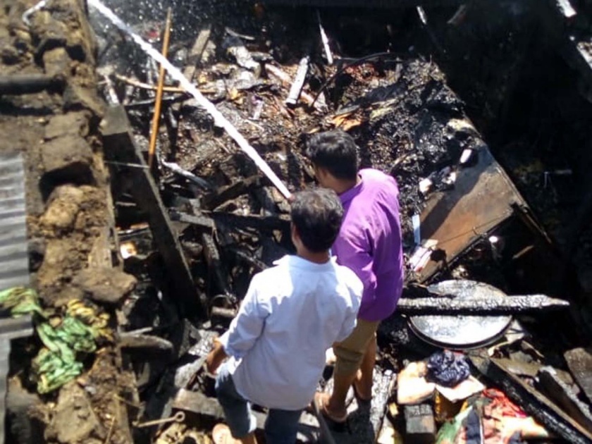 Millions of losses due to fire to houses | घरांना आग लागल्याने लाखोंचे नुकसान