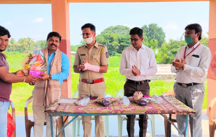 The teachers of Vanarwadi honored the teachers | वनारवाडी ग्रामस्थांनी केला शिक्षकांचा सन्मान