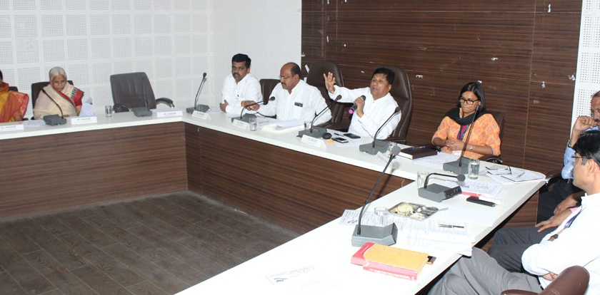 Discussion in meeting on the issue of wells | विहिरीच्या मुद्यावरून गाजली सभा