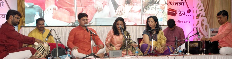 Listeners impressed by devotional songs | अभंग, भाव आणि भक्तिगीतांनी रसिक भारावले