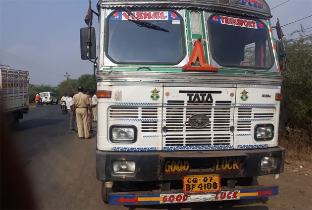 One killed and three injured in a truck crash near Chandanzira | चंदनझिऱ्याजवळ ट्रकच्या धडकेत एक ठार तर तिघे जण जखमी
