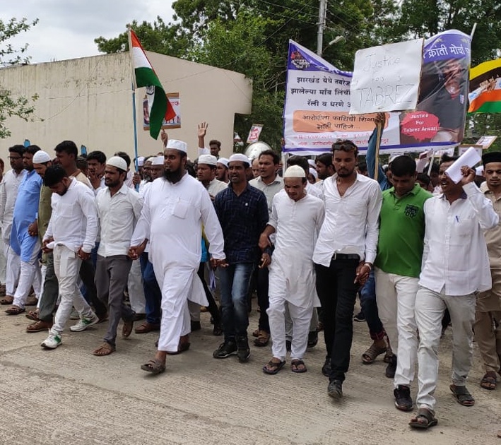 Protest rally in Partur | परतूर शहरात मोर्चा काढून कडकडीत बंद
