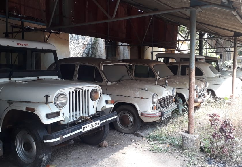 Several vehicles of the Koyna are in a closed position, six vehicles closed | सातारा : कोयना प्रकल्पाच्या अनेक वाहनांचा खुळखुळा, सहा वाहने बंद स्थितीत